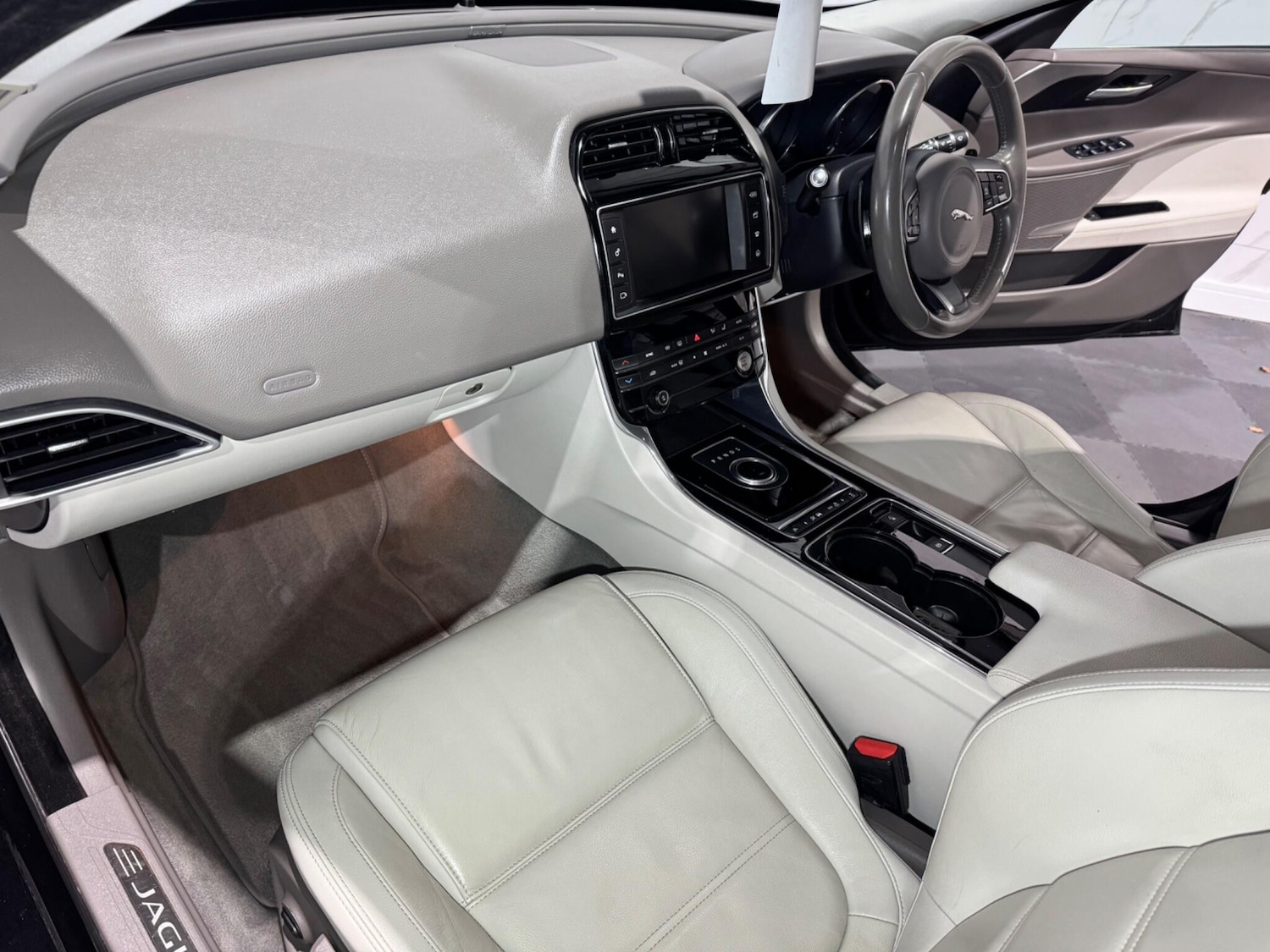 Used Jaguar XE 2016 for sale - 76714326: Photo 21