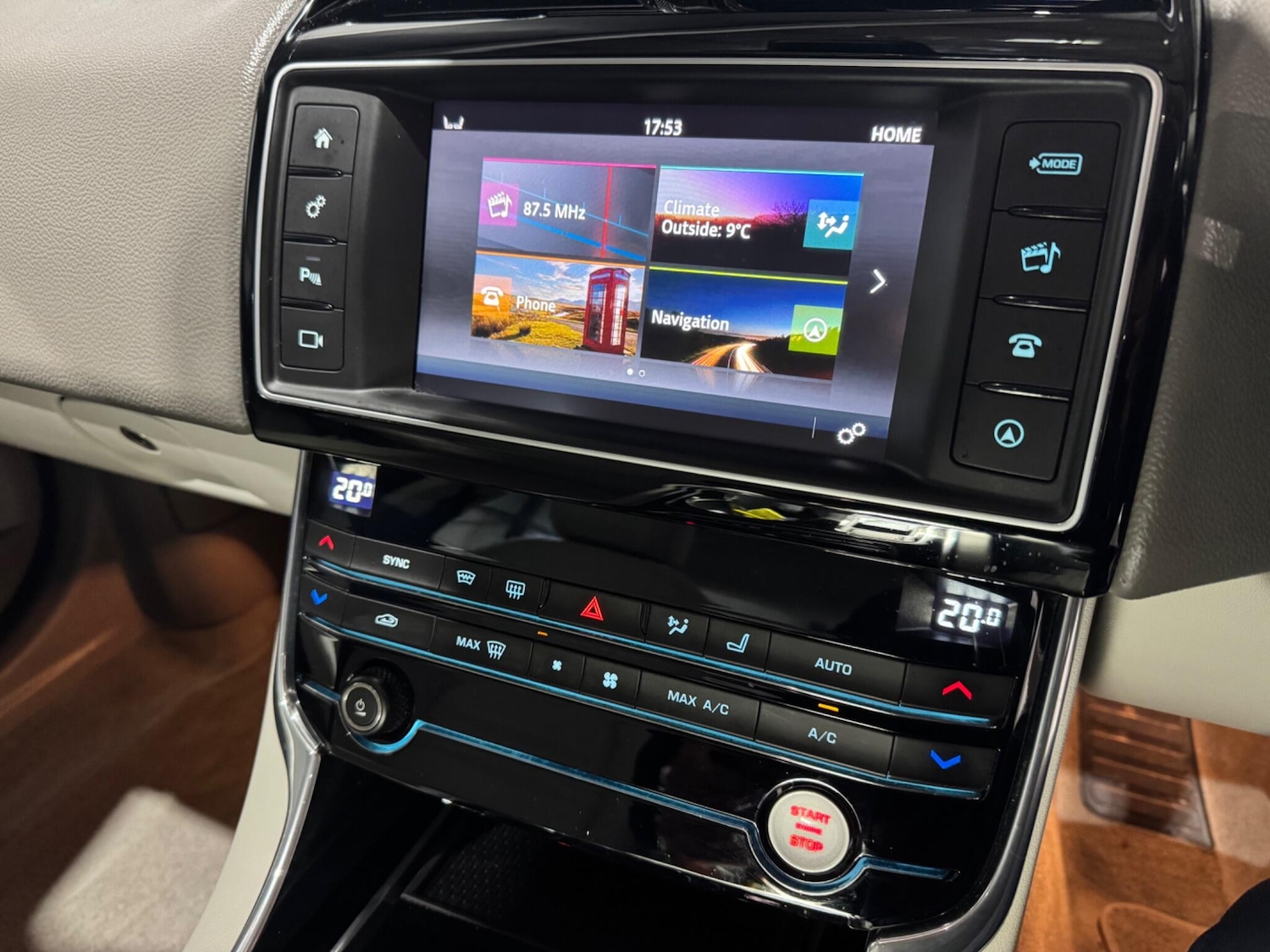 Used Jaguar XE 2016 for sale - 76714326: Photo 24