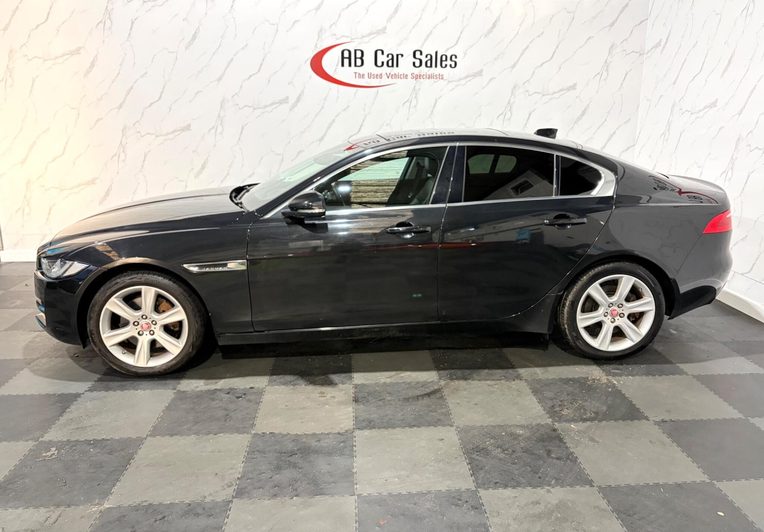 Used Jaguar XE 2018 for sale - 77839629: Photo 4