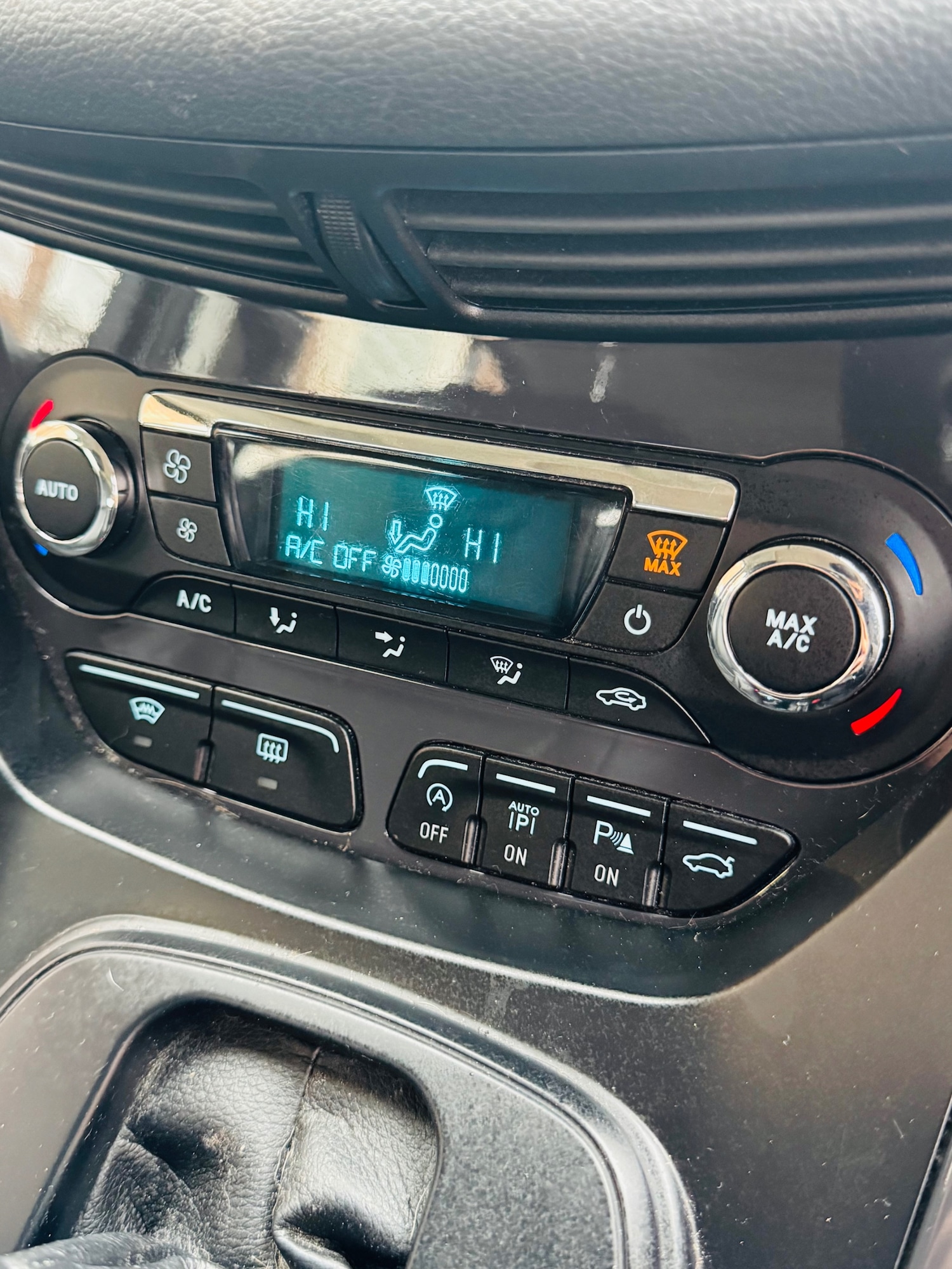 Used Ford Kuga 2015 for sale - 76969840: Photo 15