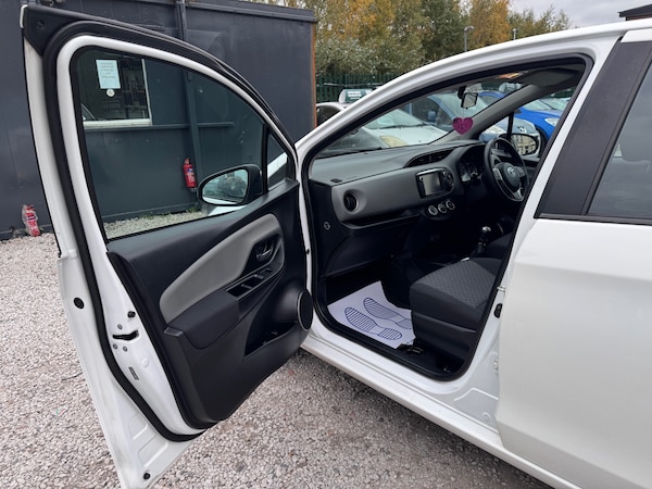 Used Toyota Yaris 2014 for sale - 76286945: Photo 32