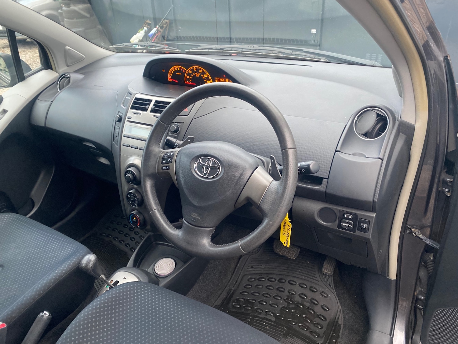 Used Toyota Yaris 2010 for sale - 77151687: Photo 16