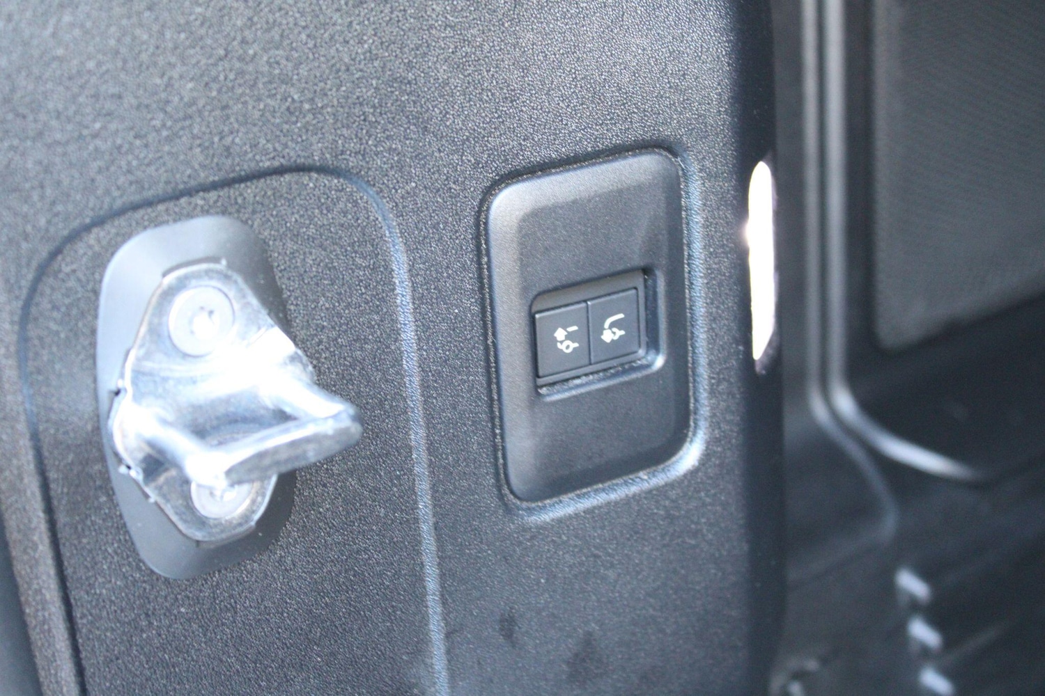 Used Land Rover Defender 2023 for sale - 77016702: Photo 25