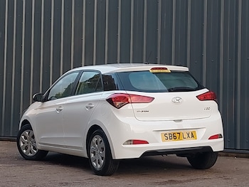 Used Hyundai i20 2017 for sale - 76537019: Photo