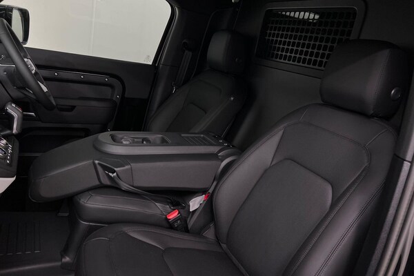 Used Land Rover Defender 90 2025 for sale - 76226181: Photo 4