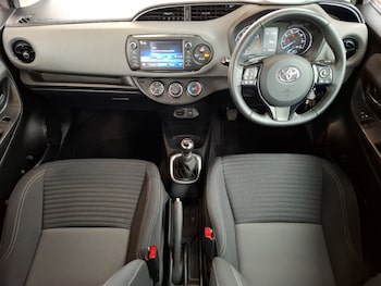 Used Toyota Yaris 2018 for sale - 76225917: Photo 2