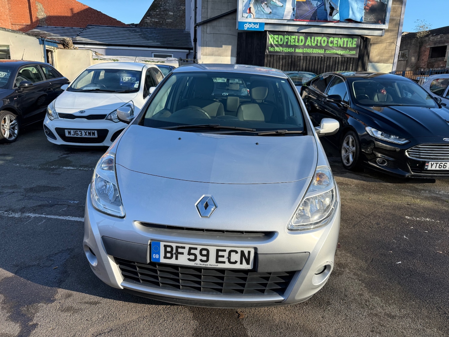 Used Renault Clio 2009 for sale - 76655644: Photo 2