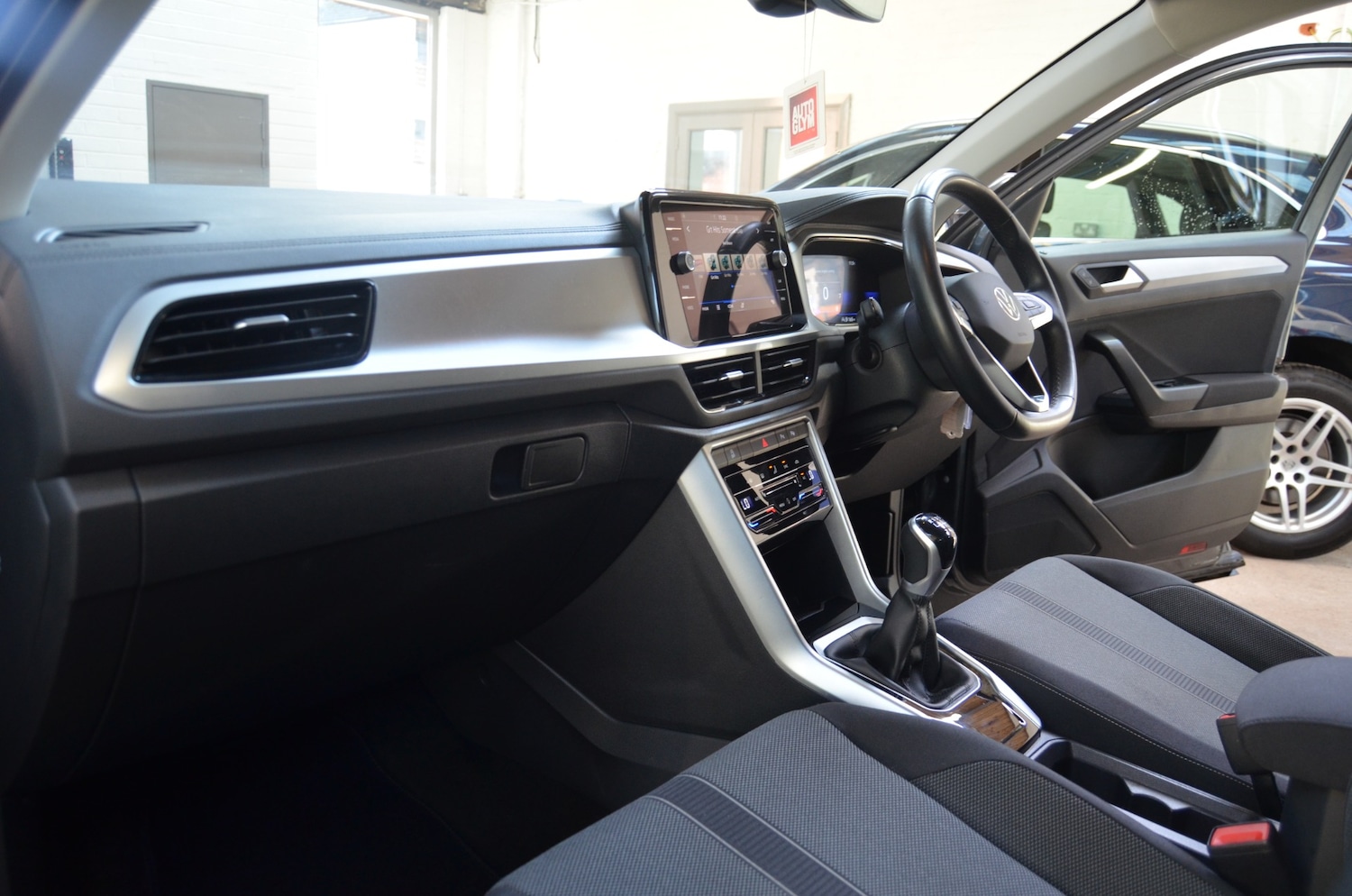 Used Volkswagen T-Roc 2023 for sale - 76330157: Photo 2