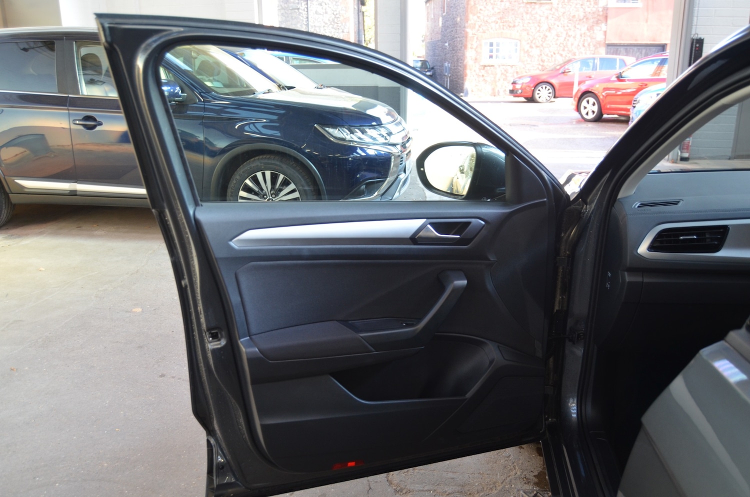 Used Volkswagen T-Roc 2023 for sale - 76330157: Photo 26