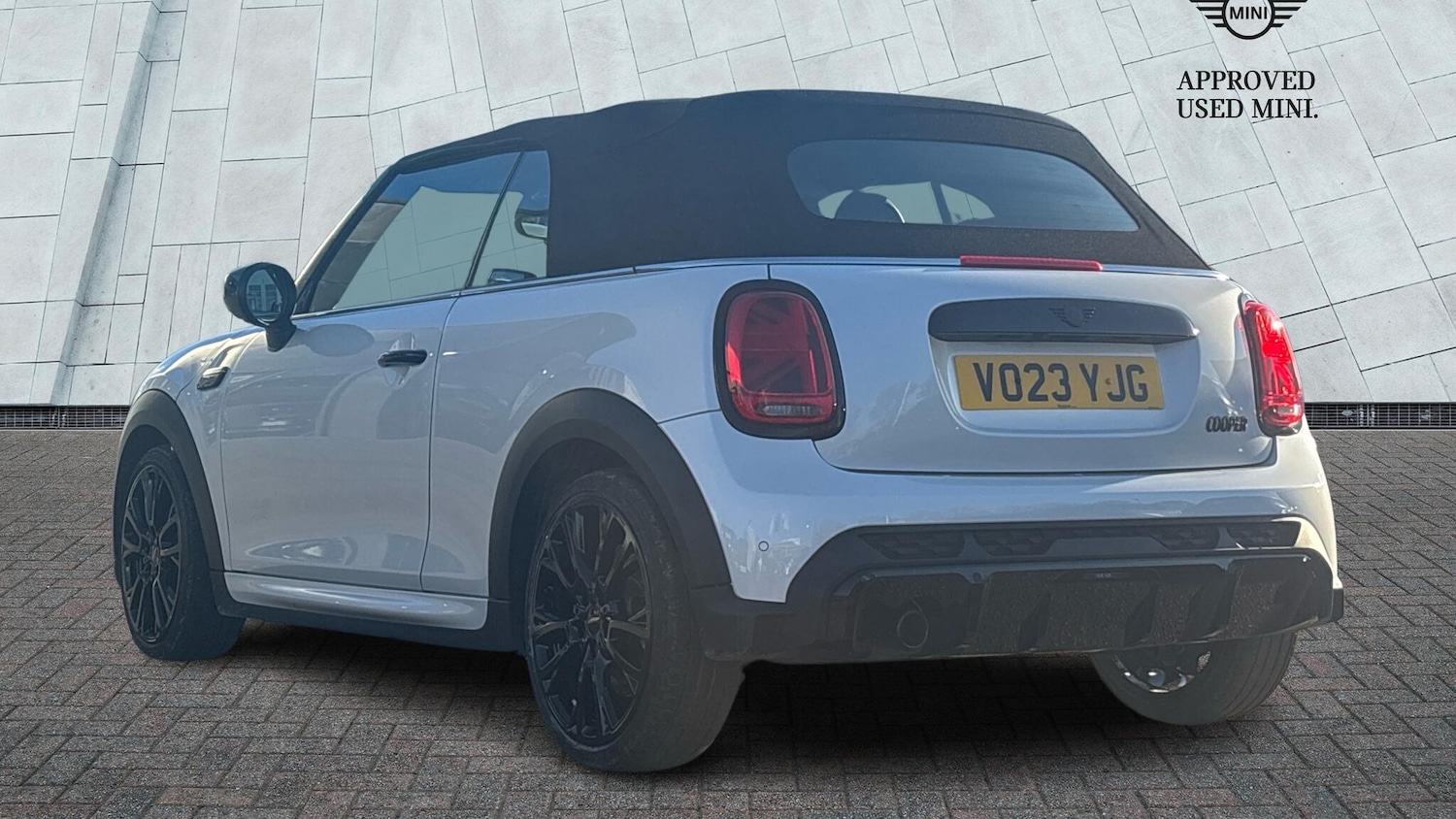 Used MINI Convertible 2023 for sale - 76400334: Photo 2
