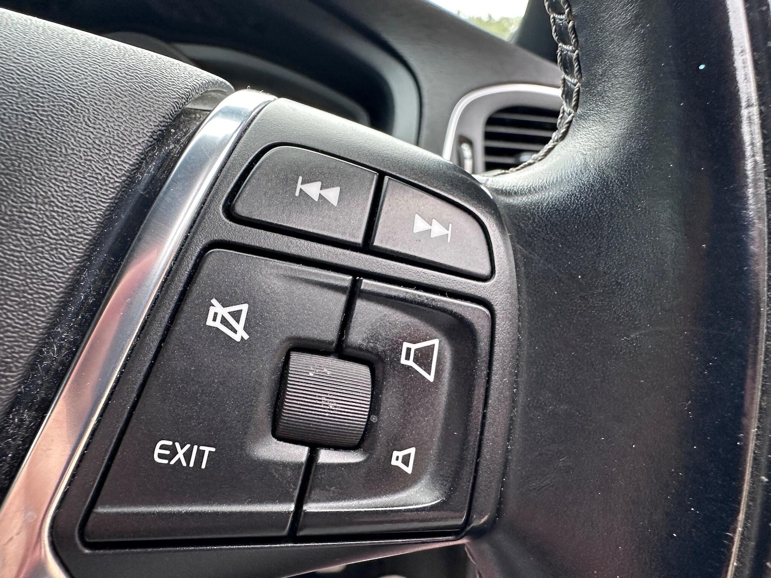 Used Volvo V40 2015 for sale - 76388883: Photo 16