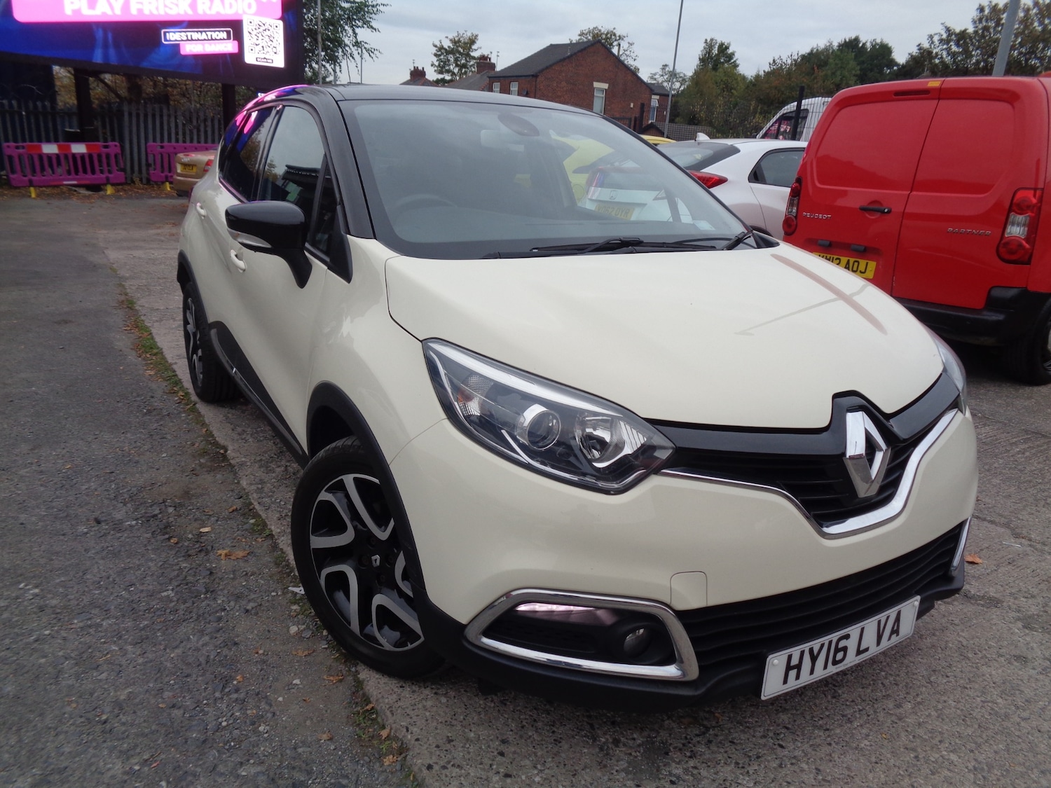 Used Renault Captur 2016 for sale - 76412513: Photo 2