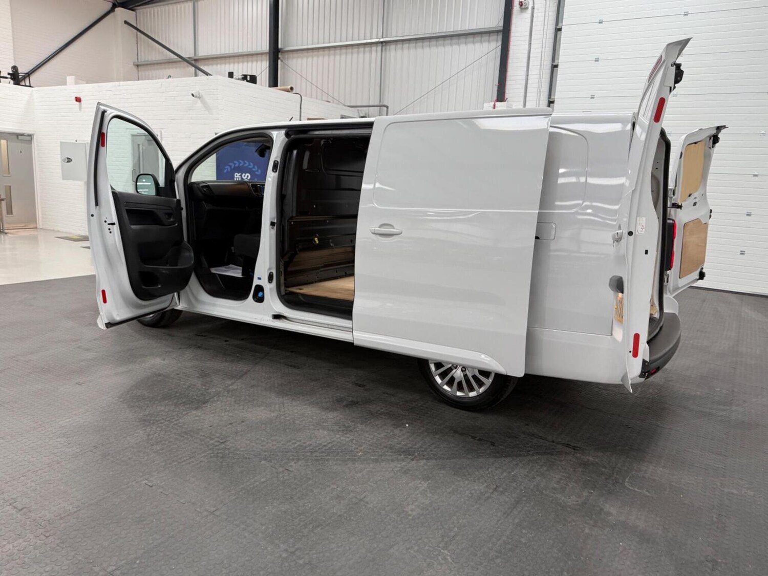 Used Peugeot Expert 2023 for sale - 78102327: Photo 79