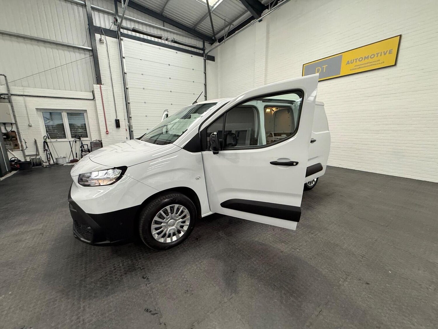 Used Toyota ProAce 2025 for sale - 78102329: Photo 98