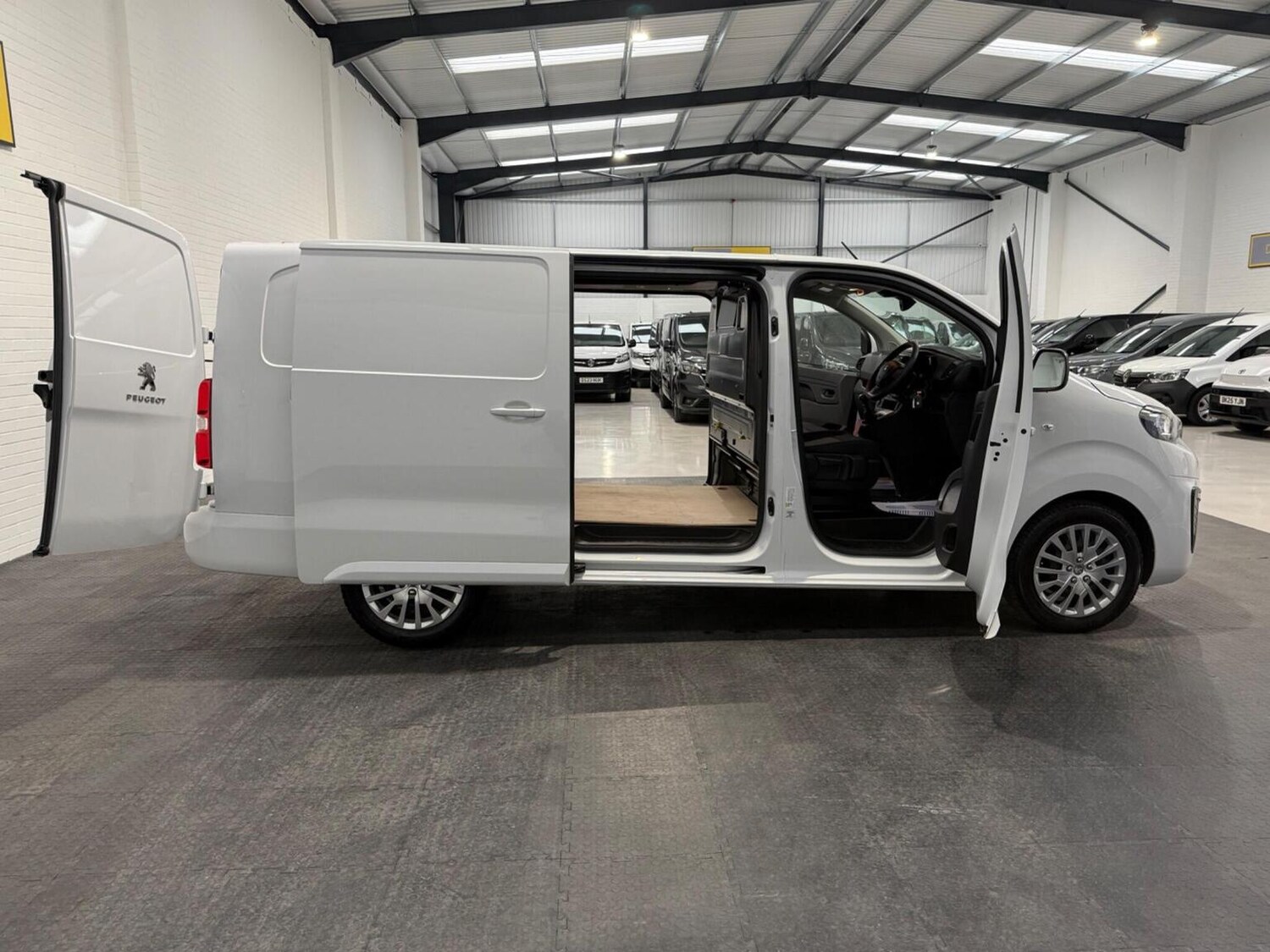 Used Peugeot Expert 2023 for sale - 78102325: Photo 50