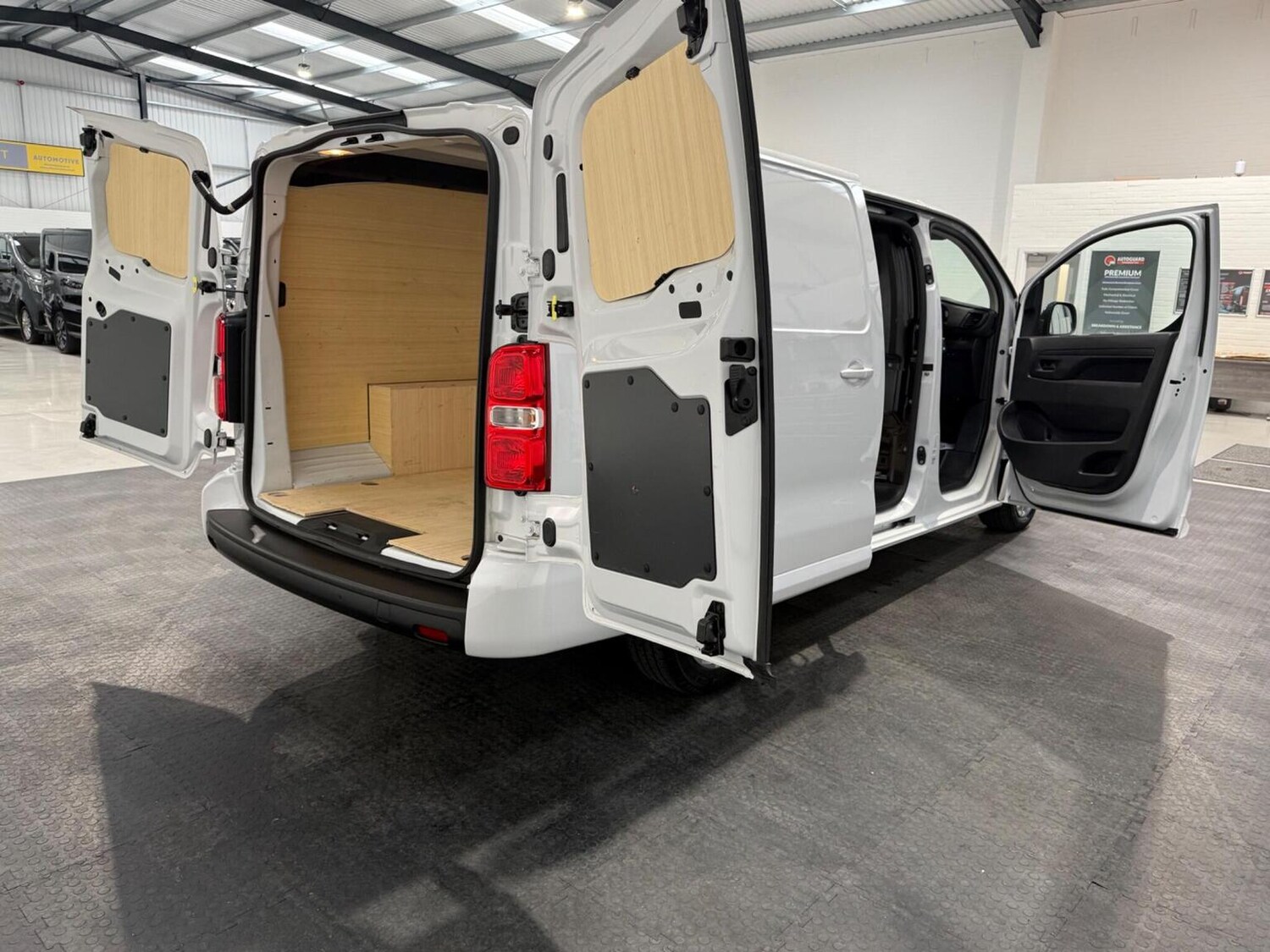 Used Peugeot Expert 2023 for sale - 78102325: Photo 56