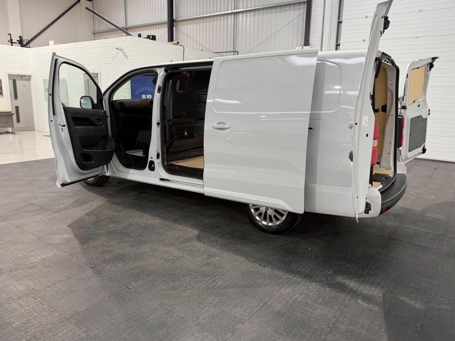 Used Peugeot Expert 2023 for sale - 78102325: Photo 65