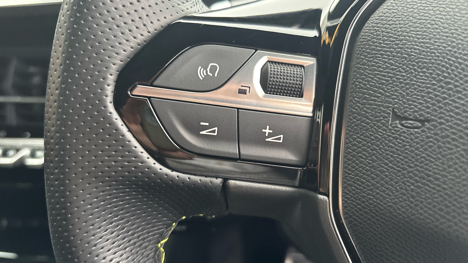 Used Peugeot 2008 2023 for sale - 76922349: Photo 25