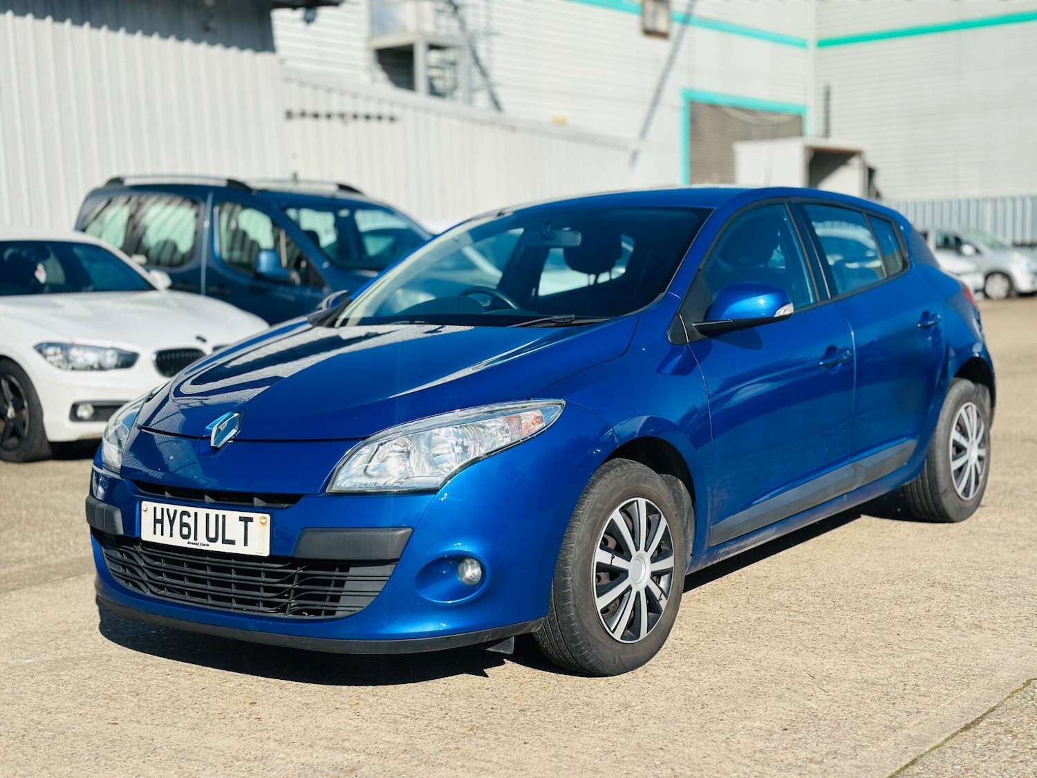 Used Renault Megane 2011 for sale - 77940052: Photo 2