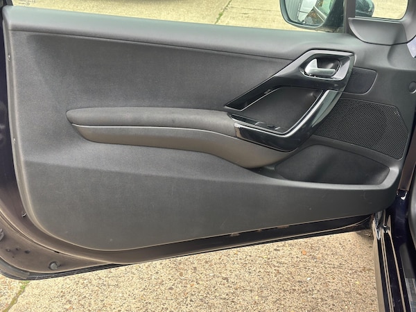 Used Peugeot 208 2014 for sale - 76239403: Photo 37