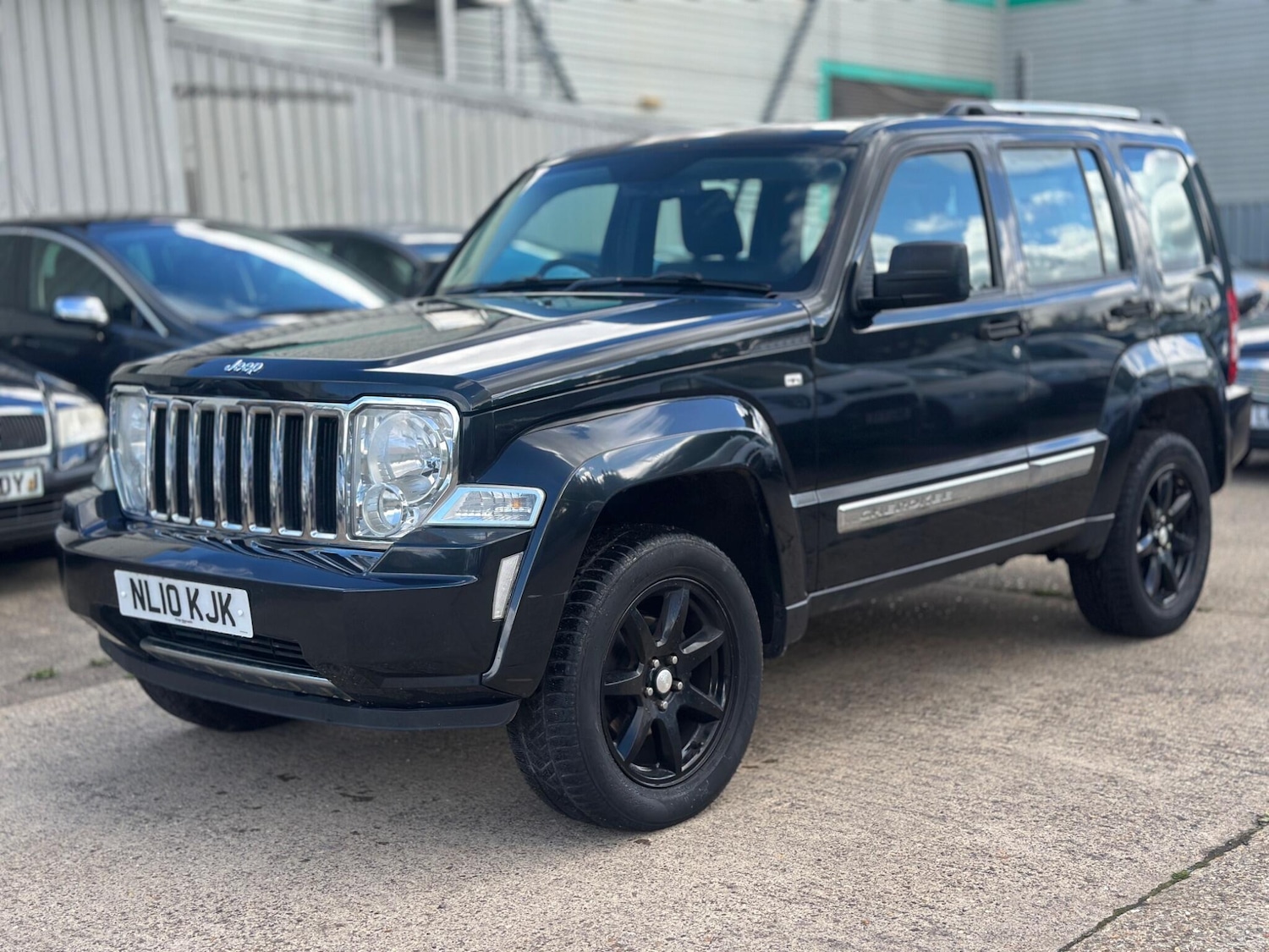 Used Jeep Cherokee 2010 for sale - 76610140: Photo 2