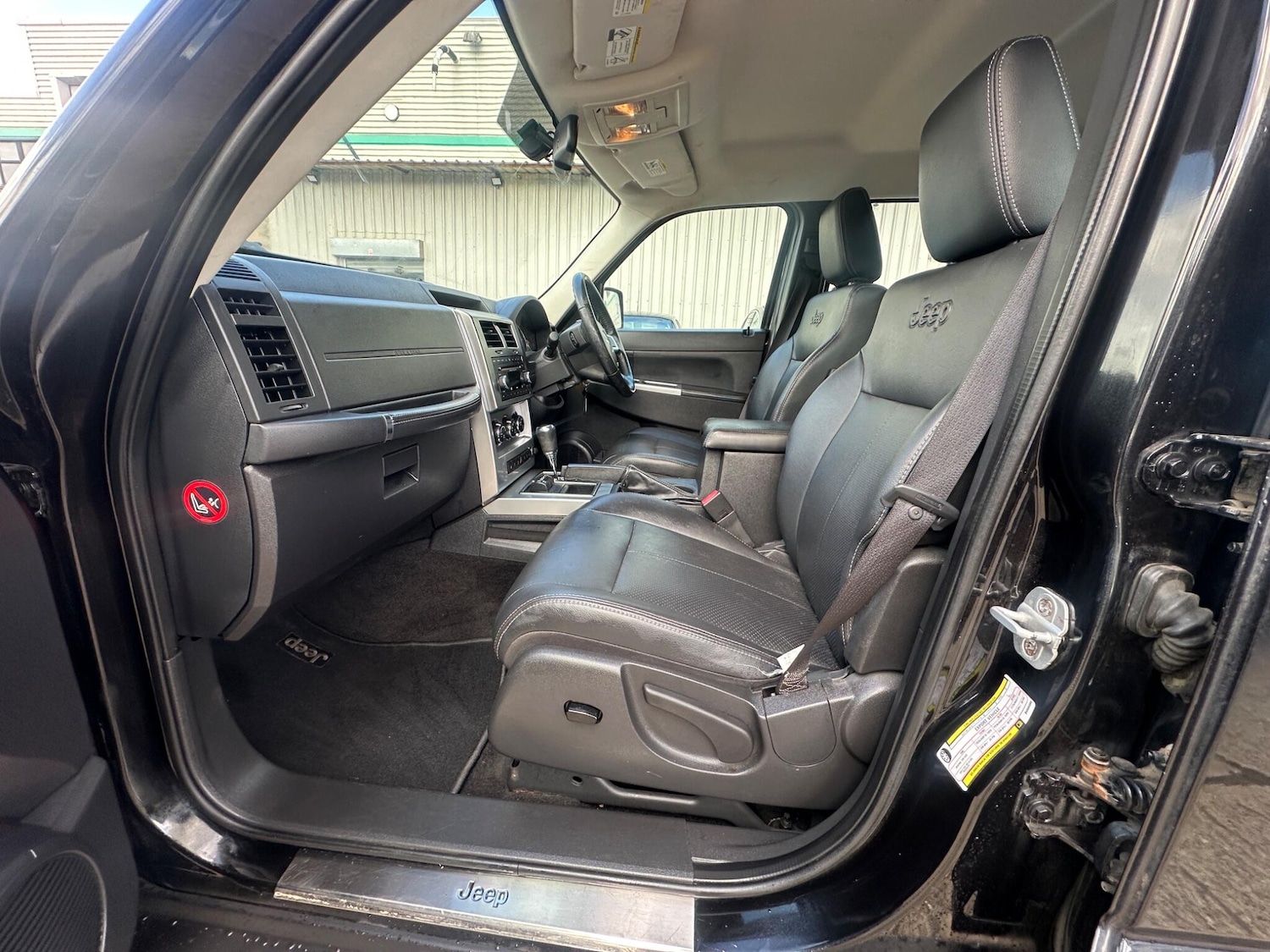 Used Jeep Cherokee 2010 for sale - 76610140: Photo 41