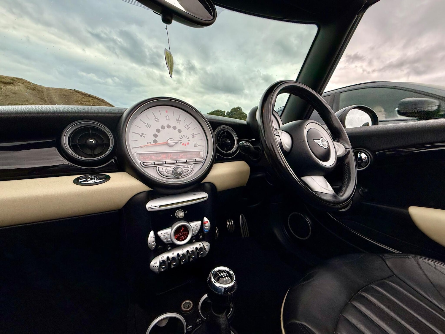 Used MINI Convertible 2010 for sale - 76473683: Photo 37