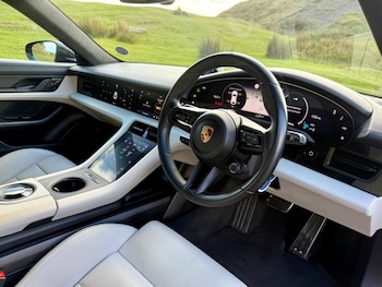 Used Porsche Taycan 2021 for sale - 76121540: Photo 2