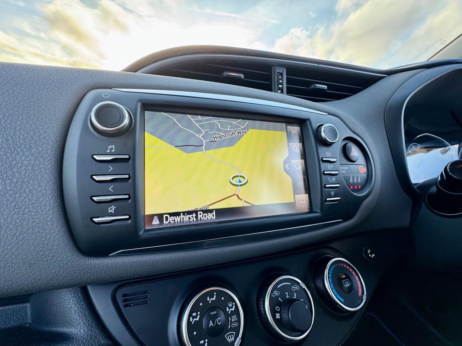 Used Toyota Yaris 2017 for sale - 76991119: Photo 32