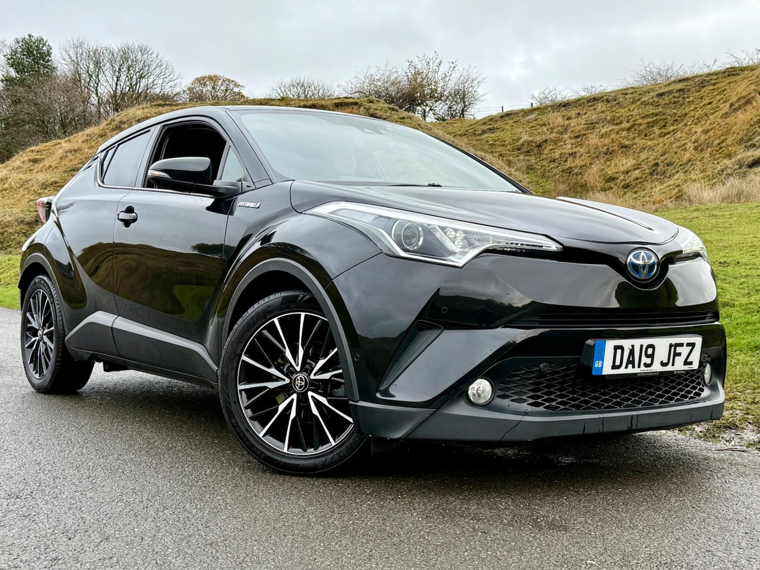 Used Toyota C-HR 2019 for sale - 76441000: Photo 1