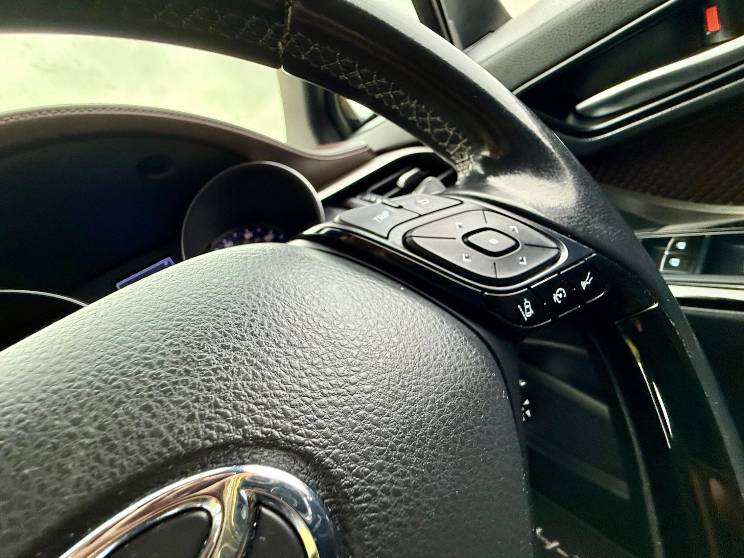 Used Toyota C-HR 2019 for sale - 76441000: Photo 40