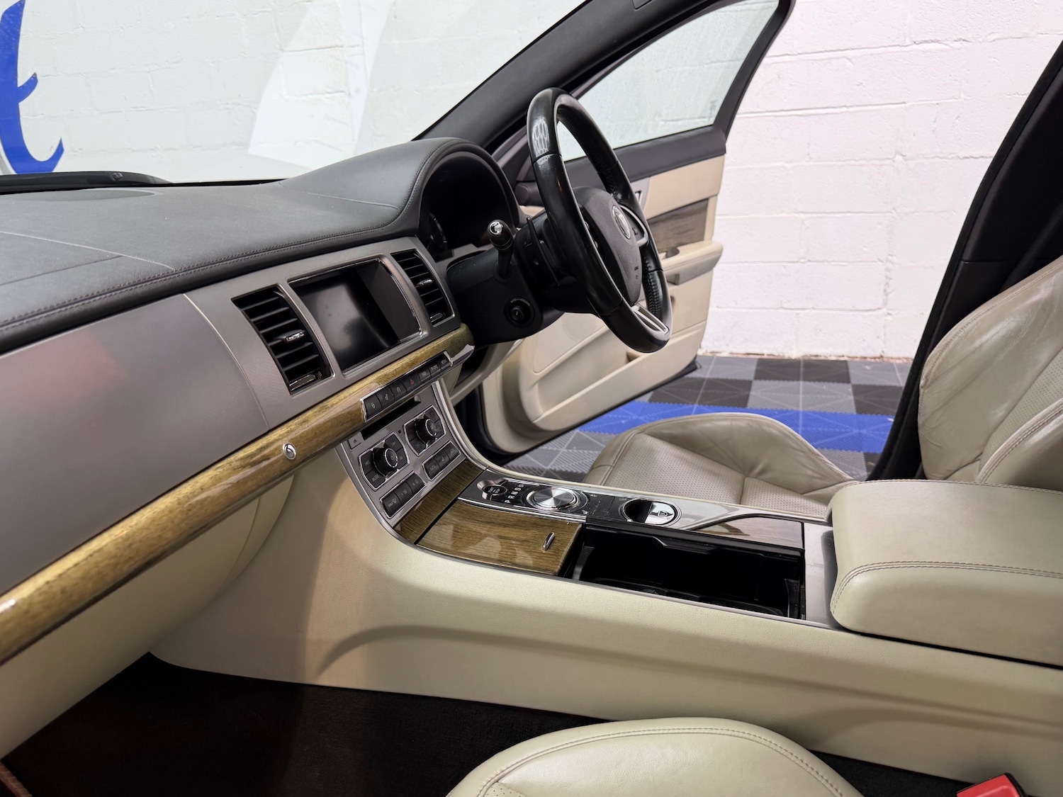 Used Jaguar XF 2013 for sale - 77687740: Photo 23