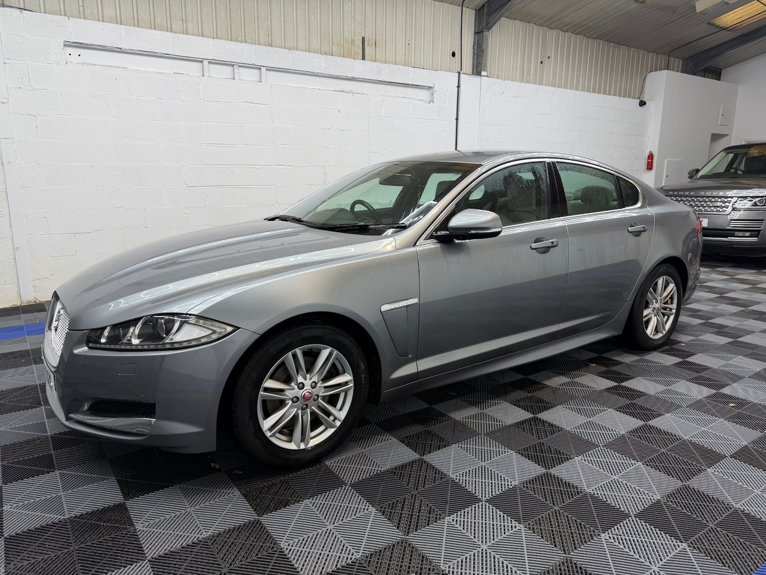 Used Jaguar XF 2013 for sale - 77687740: Photo 4