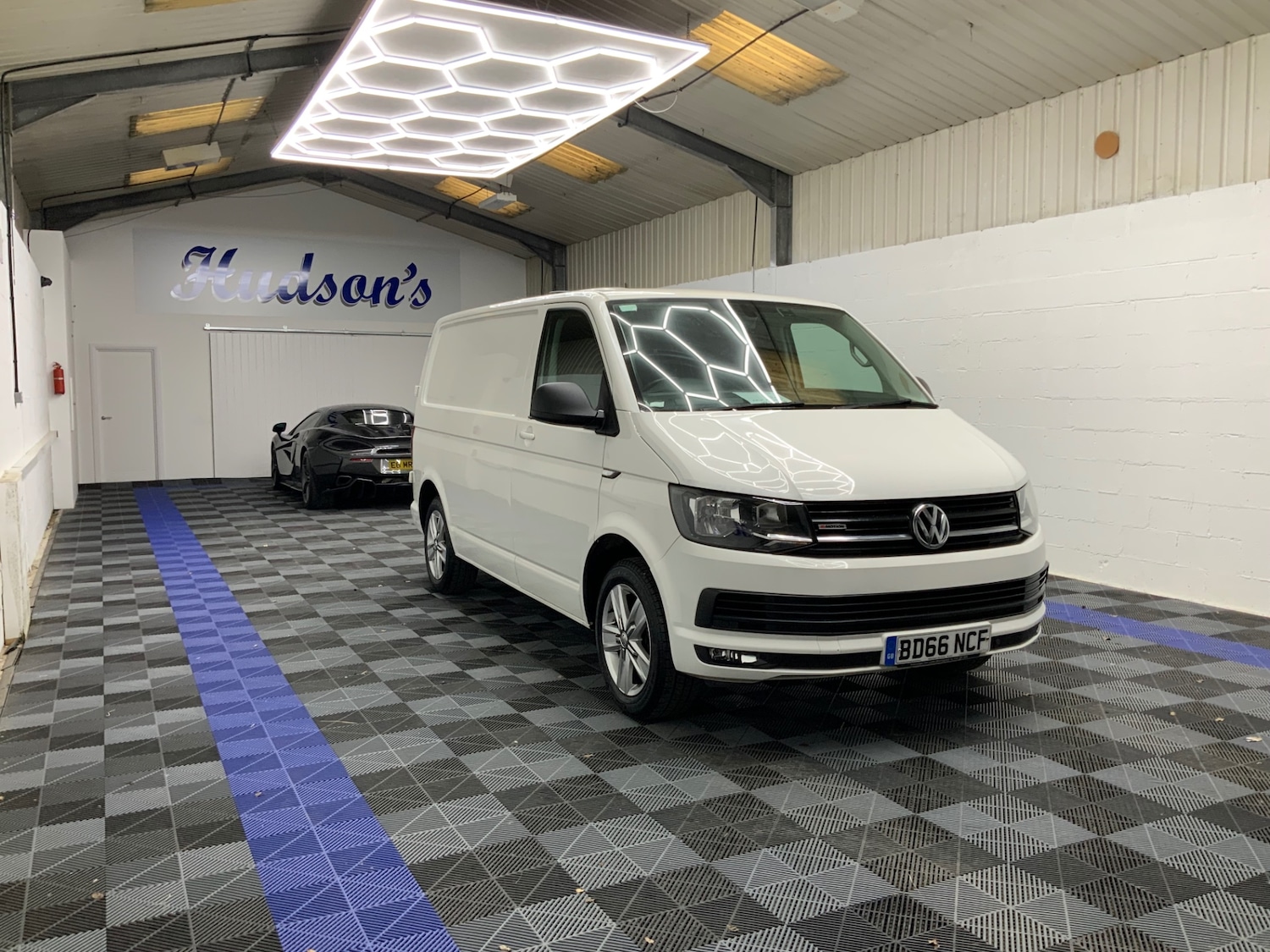 Used Volkswagen Transporter 2017 for sale - 77974026: Photo 1