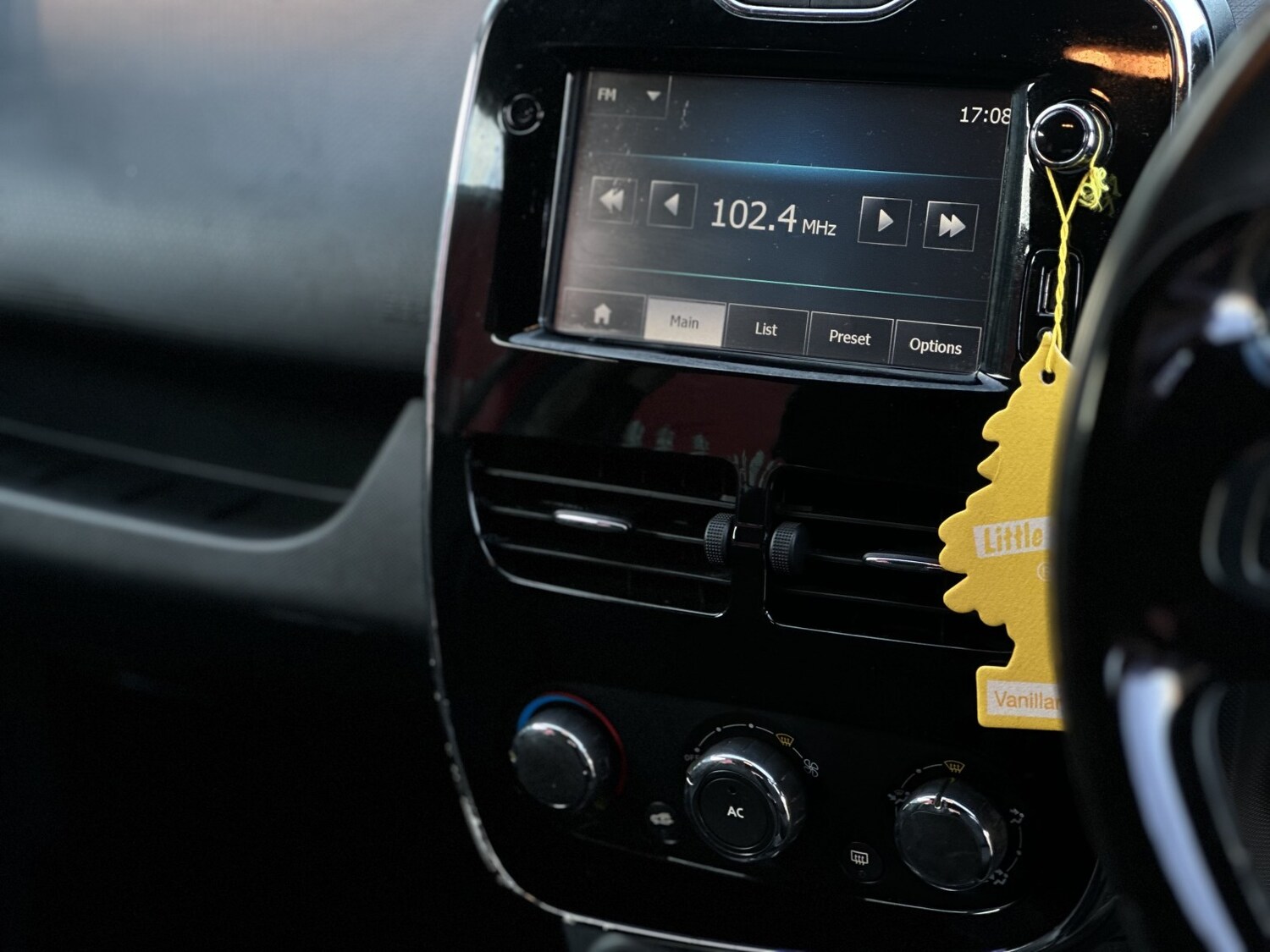 Used Renault Clio 2015 for sale - 76904672: Photo 36