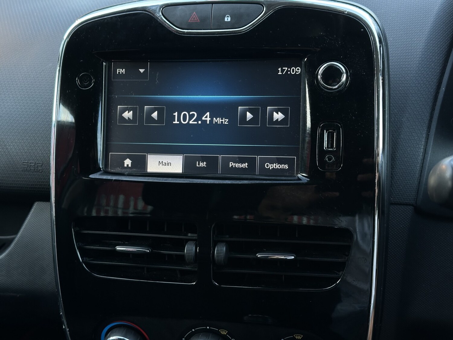 Used Renault Clio 2015 for sale - 76904672: Photo 51