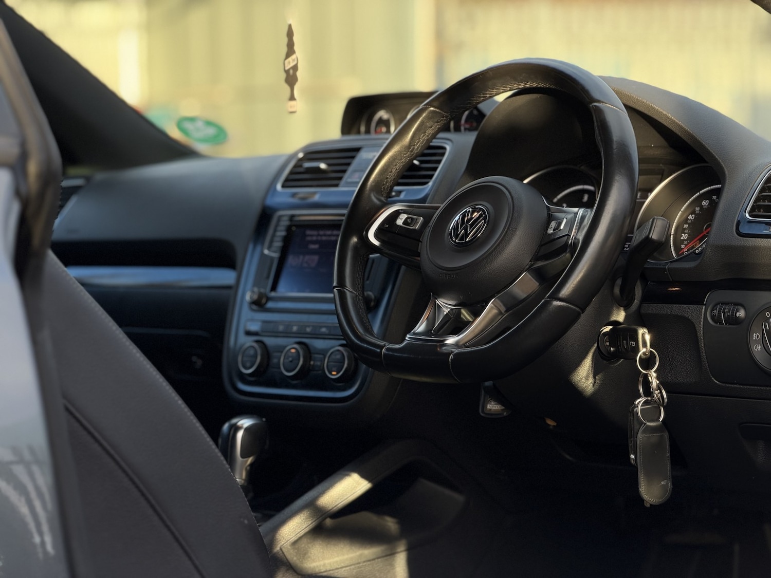 Used Volkswagen Scirocco 2016 for sale - 76692820: Photo 2