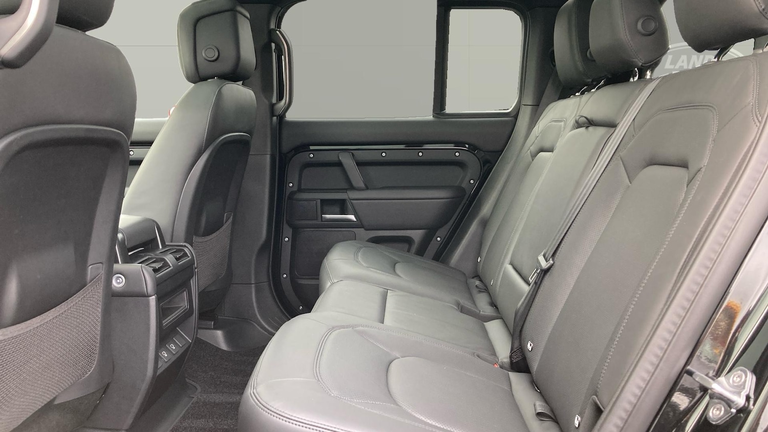 Used Land Rover Defender 2025 for sale - 76479479: Photo 4