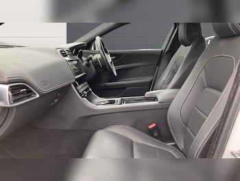 Used Jaguar XE 2019 for sale - 76322421: Photo