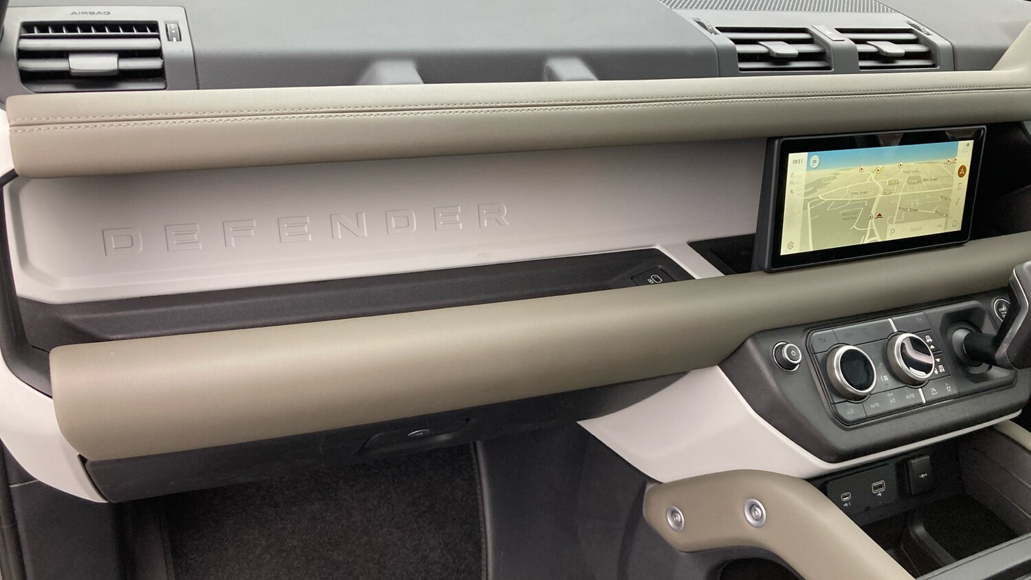 Used Land Rover Defender 2023 for sale - 76234624: Photo 26