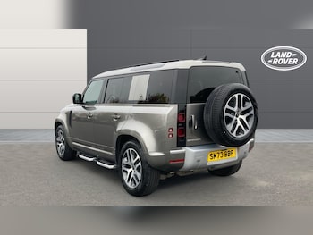 Used Land Rover Defender 2023 for sale - 76234624: Photo 2