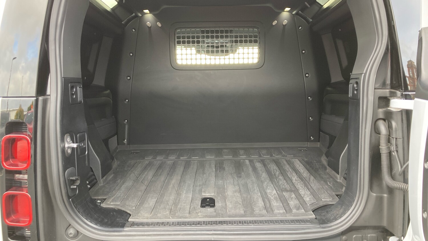 Used Land Rover Defender 2023 for sale - 76366838: Photo 10