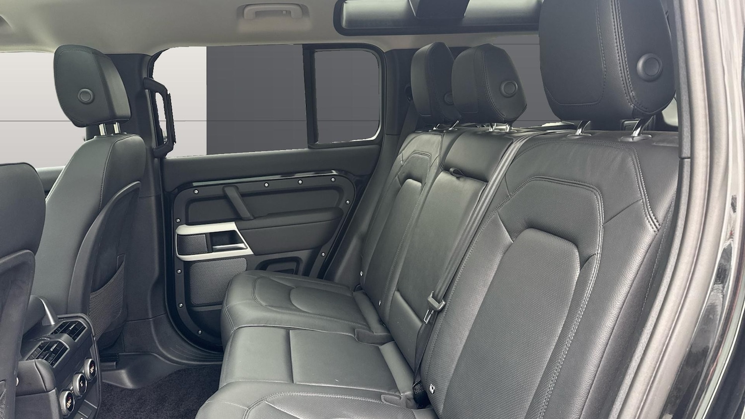 Used Land Rover Defender 2023 for sale - 77639142: Photo 4