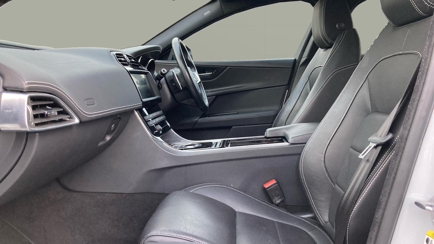 Used Jaguar XE 2019 for sale - 76882352: Photo 3