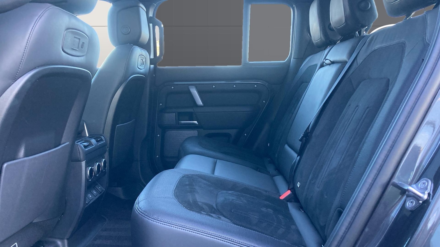 Used Land Rover Defender 2021 for sale - 77033318: Photo 4