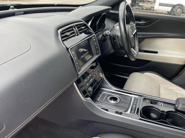 Used Jaguar XE 2016 for sale - 76227521: Photo 20