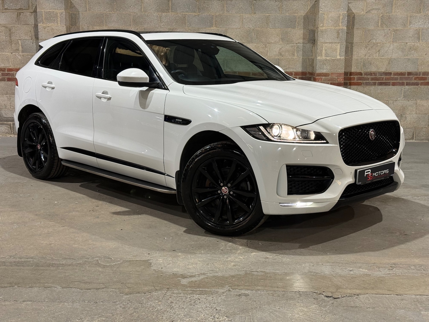 Used Jaguar F-Pace 2017 for sale - 76046967: Photo 1
