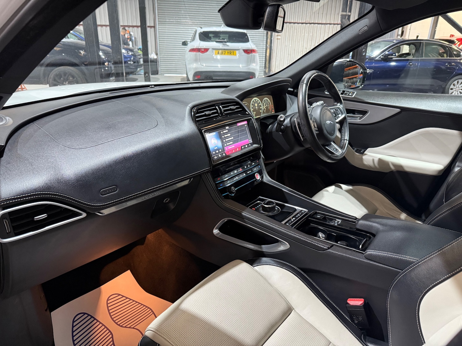 Used Jaguar F-Pace 2017 for sale - 76046967: Photo 10