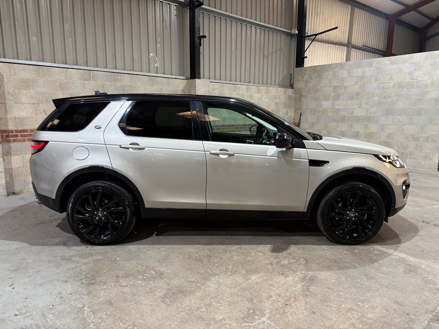 Used Land Rover Discovery Sport 2016 for sale - 76171042: Photo 2