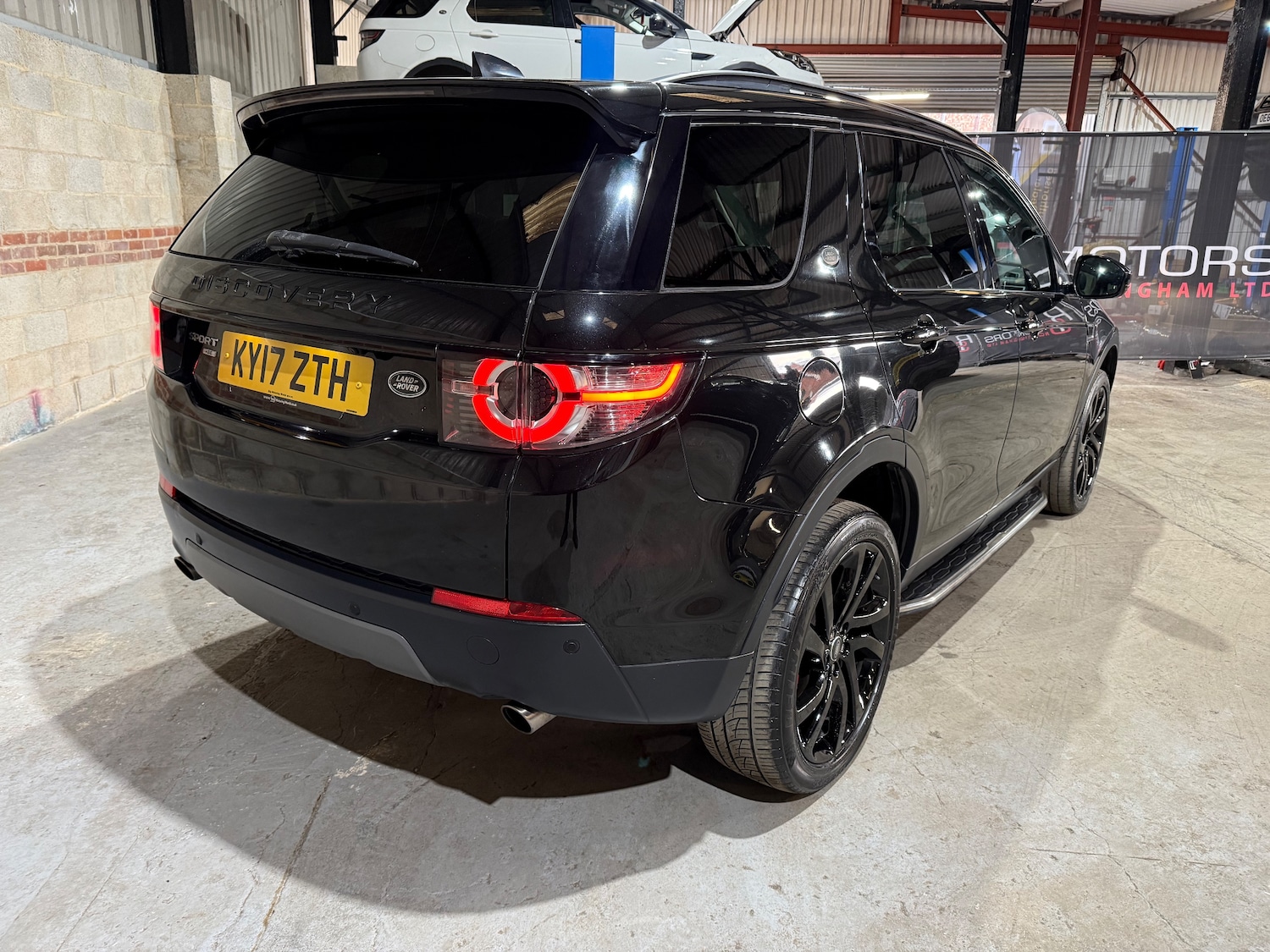 Used Land Rover Discovery Sport 2017 for sale - 77557328: Photo 3